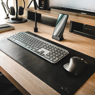 Desk mat cuero negro escritorio | Studio Ábaco Buenos Aires