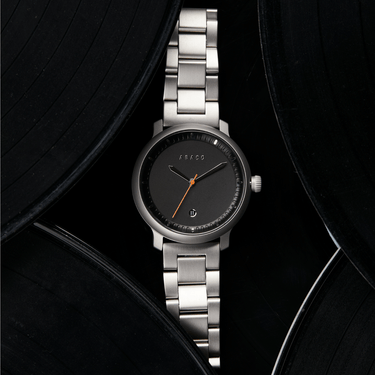 Reloj elegante hombre 42mm plateado con dial negro y detalles en naranja | Malevo | Colección Tango | Ábaco
