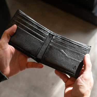Detalle cuero negro billetera bifold artesanal | Ábaco Buenos Aires