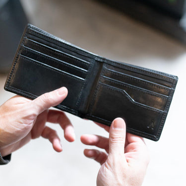 Billetera bifold de cuero negro vista lateral | Ábaco