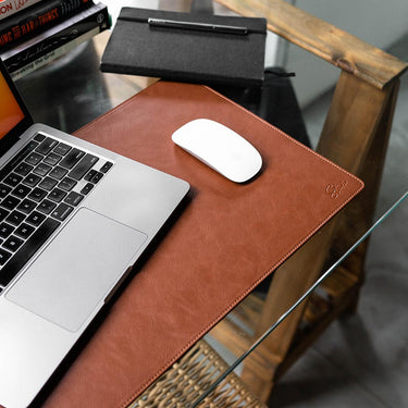 Desk mat PU camel vista escritorio | Studio Ábaco