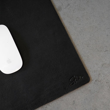 Mouse pad de cuero negro lateral | Studio Ábaco