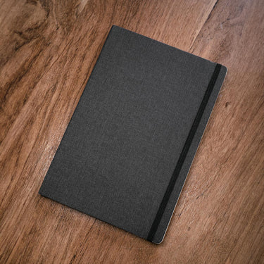 Note cuaderno A5 sobre madera | Studio Ábaco Buenos Aires