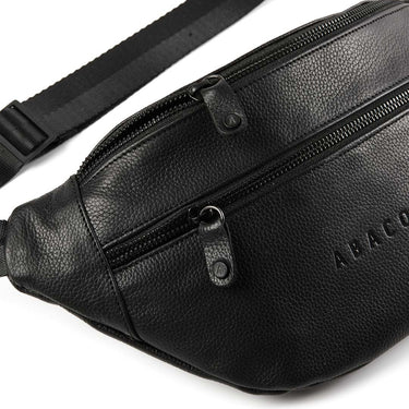 Detalle cuero negro riñonera Preto L bolsillos YKK | Ábaco
