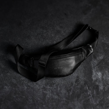 Riñonera cuero negro Preto S lateral | Ábaco Buenos Aires